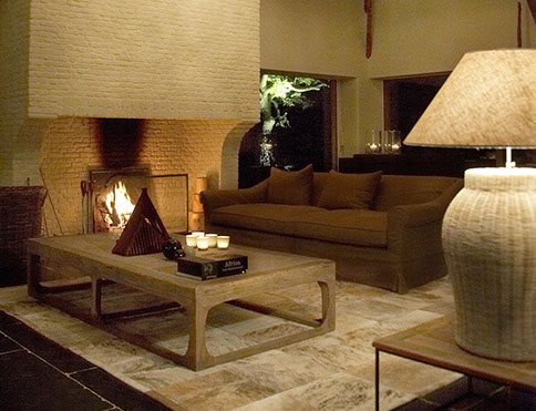 Coffeetable aus alter Eiche, Sofa mit Leinenhusse, Flamant