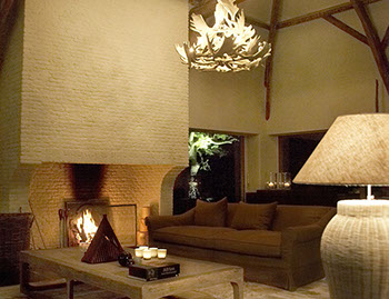 Coffeetable aus alter Eiche, Sofa mit Leinenhusse, Flamant