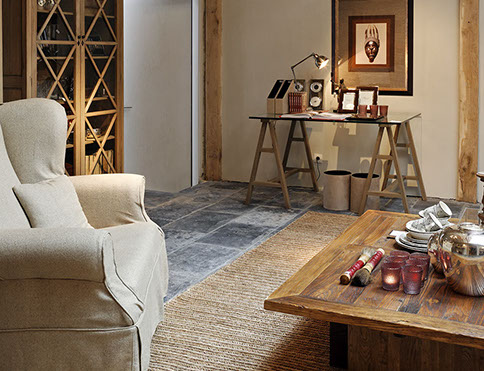 Rustikale Eichentische treffen auf gemütliche Teppiche aus Seeegras.