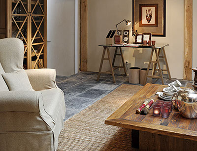 Rustikale Eichentische treffen auf gemütliche Teppiche aus Seeegras.