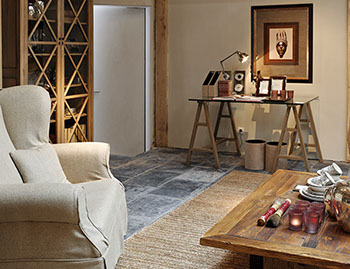 Rustikale Eichentische treffen auf gemütliche Teppiche aus Seeegras.