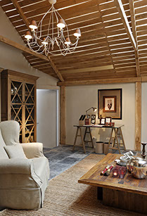 Rustikale Eichentische treffen auf gemütliche Teppiche aus Seeegras.