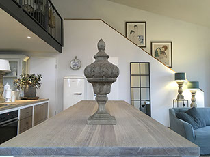 Graugelaugt Eiche dient als Arbeitsfläche und ist pflegeleicht