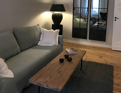 Gemütliches Wohnzimmer in Berlin Friedrichshain mit Sofa aus Leinen