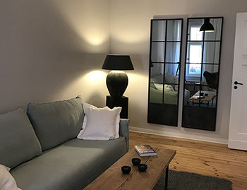 Gemütliches Wohnzimmer in Berlin Friedrichshain mit Sofa aus Leinen