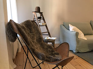 Gemütliches Wohnzimmer in Berlin Friedrichshain mit Sofa aus Leinen