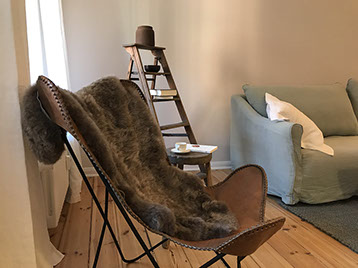 Gemütliches Wohnzimmer in Berlin Friedrichshain mit Sofa aus Leinen