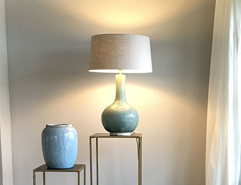 Innenrichtung auf der Insel Sylt. Runder Küchentisch aus Eiche mit edlen Sesseln aus rattan.