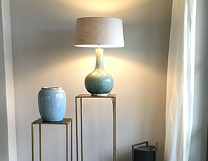 Innenrichtung auf der Insel Sylt. Runder Küchentisch aus Eiche mit edlen Sesseln aus rattan.