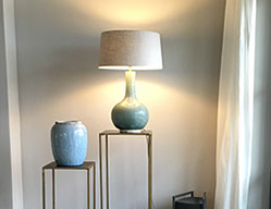 Innenrichtung auf der Insel Sylt. Runder Küchentisch aus Eiche mit edlen Sesseln aus rattan.