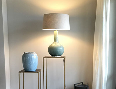 Innenrichtung auf der Insel Sylt. Runder Küchentisch aus Eiche mit edlen Sesseln aus rattan.