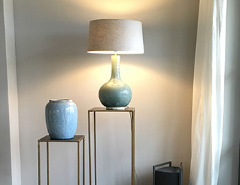 Innenrichtung auf der Insel Sylt. Runder Küchentisch aus Eiche mit edlen Sesseln aus rattan.