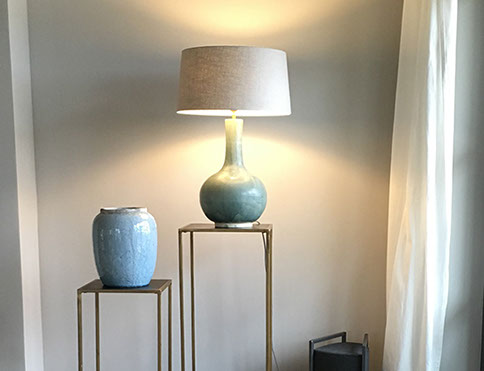 Innenrichtung auf der Insel Sylt. Runder Küchentisch aus Eiche mit edlen Sesseln aus rattan.