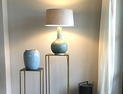 Innenrichtung auf der Insel Sylt. Runder Küchentisch aus Eiche mit edlen Sesseln aus rattan.