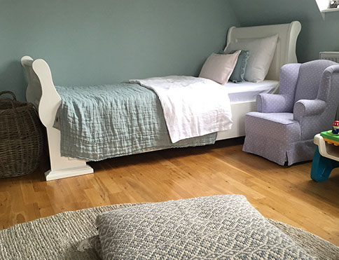 Kinderzimmer zum Träumen mit gemütlichen Schlittenbetten aus Pinie und Stauraum durch unsere wunderschönen Pinienschränke aus Vollholz