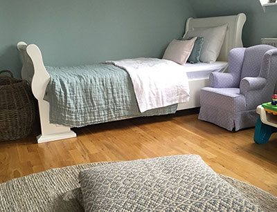 Kinderzimmer zum Träumen mit gemütlichen Schlittenbetten aus Pinie und Stauraum durch unsere wunderschönen Pinienschränke aus Vollholz