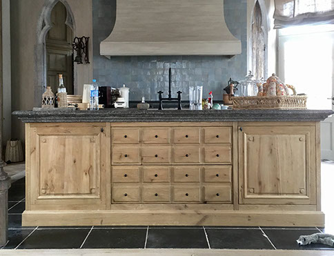 Großzügige Kücheninsel aus Eiche mit belgischer Blausteinplatte