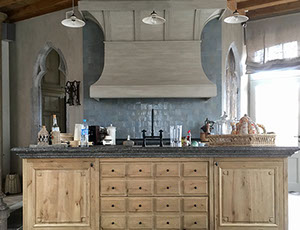 Großzügige Kücheninsel aus Eiche mit belgischer Blausteinplatte