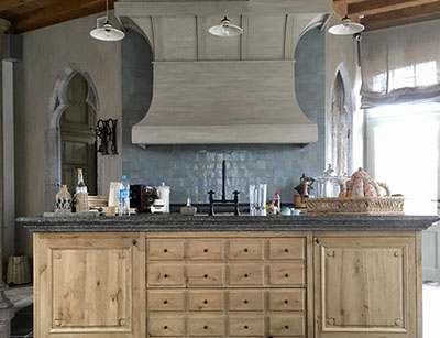 Großzügige Kücheninsel aus Eiche mit belgischer Blausteinplatte