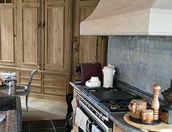 Eichenküche mit großer Esse aus Eiche, Schränke mit belgischen Riegeln