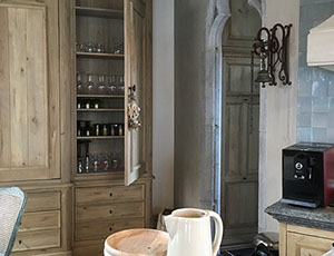 Diese Eichenschränke sind echte Raumwunder, konzipiert von Charme de Provence