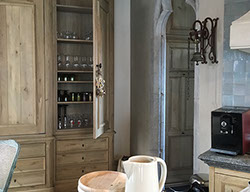 Diese Eichenschränke sind echte Raumwunder, konzipiert von Charme de Provence