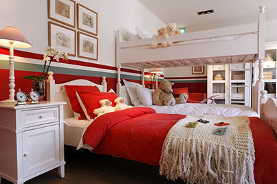 Ein Traum für Mädchen mit roten Akzenten und gemütlichen Wollplaids mit Stickerei.