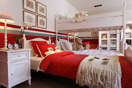 Ein Traum für Mädchen mit roten Akzenten und gemütlichen Wollplaids mit Stickerei.