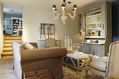 Made to measure Sitzgruppe mit schönem Bibliothekschrank aus Pinie in antikgrau