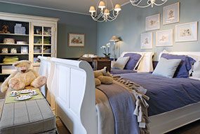 Kinderzimmer zum Träumen mit gemütlichen Schlittenbetten aus Pinie und Stauraum durch unsere wunderschönen Pinienschränke aus Vollholz