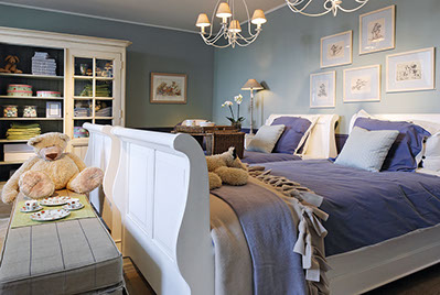 Kinderzimmer zum Träumen mit gemütlichen Schlittenbetten aus Pinie und Stauraum durch unsere wunderschönen Pinienschränke aus Vollholz