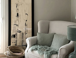 Innenrichtung auf der Insel Sylt. Runder Küchentisch aus Eiche mit edlen Sesseln aus rattan.