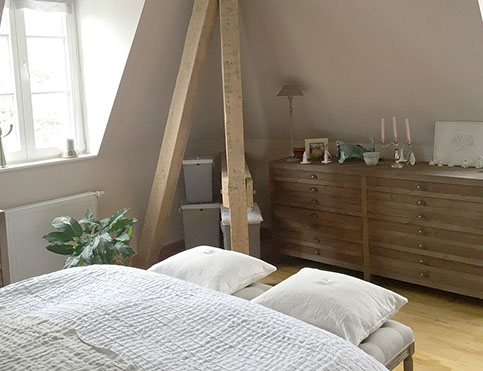 Die alte Eiche unterstützt die Balken des Hauses.