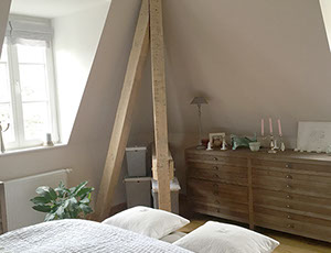 Die alte Eiche unterstützt die Balken des Hauses.