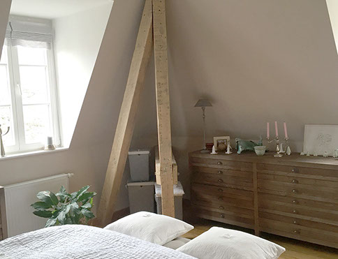 Die alte Eiche unterstützt die Balken des Hauses.