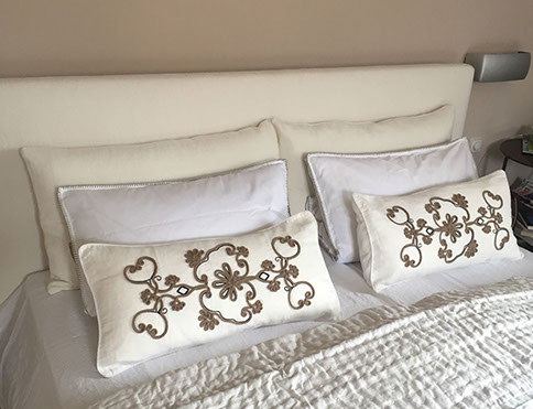 Die alte Eiche unterstützt die Balken des Hauses.