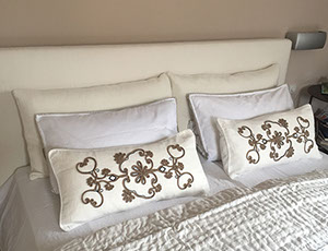 Die alte Eiche unterstützt die Balken des Hauses.