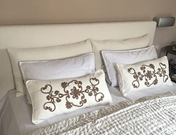 Die alte Eiche unterstützt die Balken des Hauses.