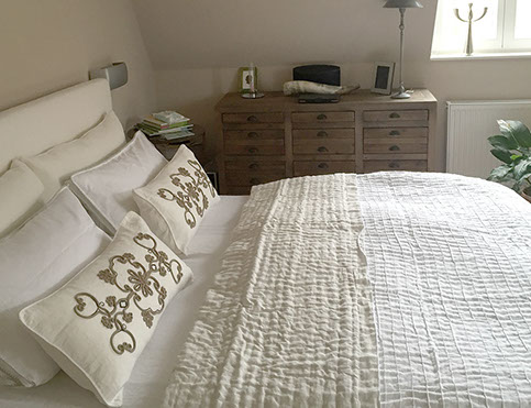 Die alte Eiche unterstützt die Balken des Hauses.