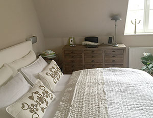 Die alte Eiche unterstützt die Balken des Hauses.