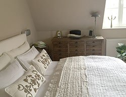 Die alte Eiche unterstützt die Balken des Hauses.