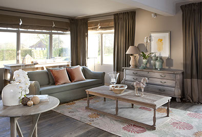 Liebevoll verarbeitete Möbel mit antikgrauem Finish.